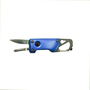 Blauer Karabiner mit schwarzen und silbernen Details und einer integrierten Taschenlampe von oben mit Taschenmesser und Schraubenzieher ausgeklappt