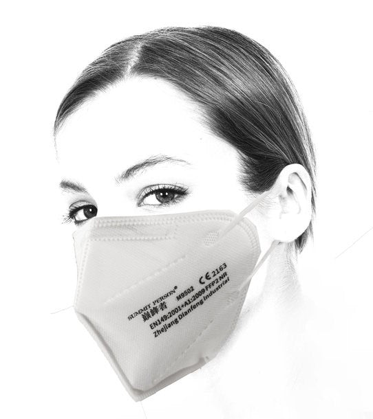 Weisse Gesichtsmaske an einem Kopf seitlich gezeigt mit schwarzer Aufschrift