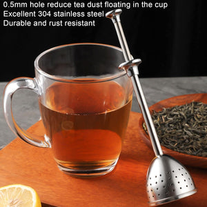 Silbernes Teesieb neben einer Tasse Tee und Text mit Produktdetails