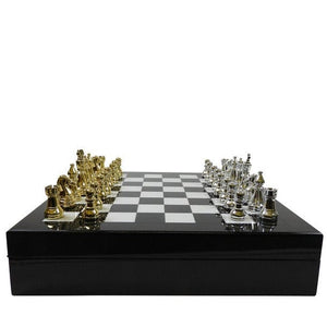Schwarzer Schachkoffer mit Carbonmuster und Schachbrettmuster auf der Oberseite mit edlen, silbernen und goldenen Figuren