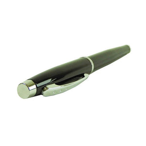 Eleganter, schwarzer Stift mit Deckel und silbernen Details schräg von vorne