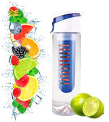 Durchsichtige Flasche mit blauem Behälter in dem Früchte sind und blauem Deckel