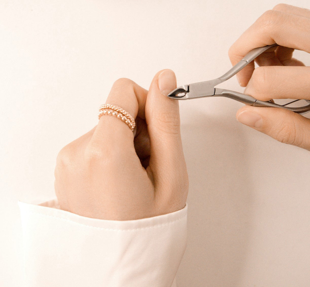 Silberne Nagelhautzange in einem Anwendungsbeispiel