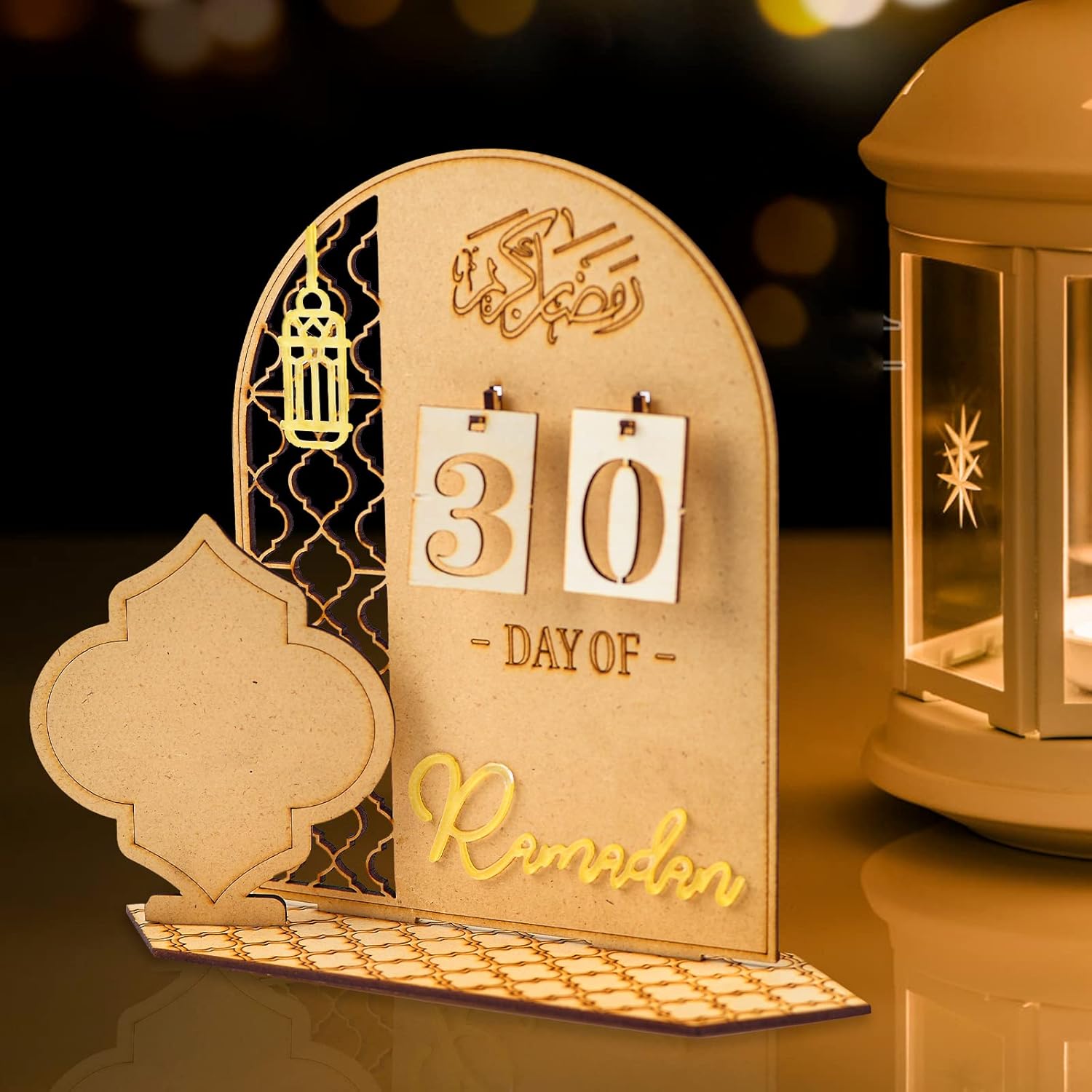 Holz Ramadan-Kalender mit Tages Anzeige neben einer brennenden Laterne