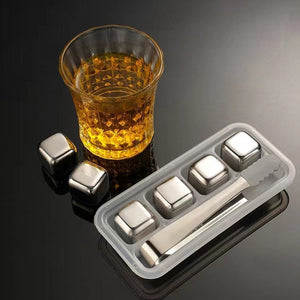 ICE STONES Whiskey Steine aus Edelstahl, 4-tlg inkl. Eiszange - novistore.ch